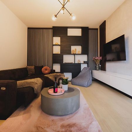 Rose Luxury Apartment & 24H Self Check-In With Private Parking Banská Bystrica Buitenkant foto