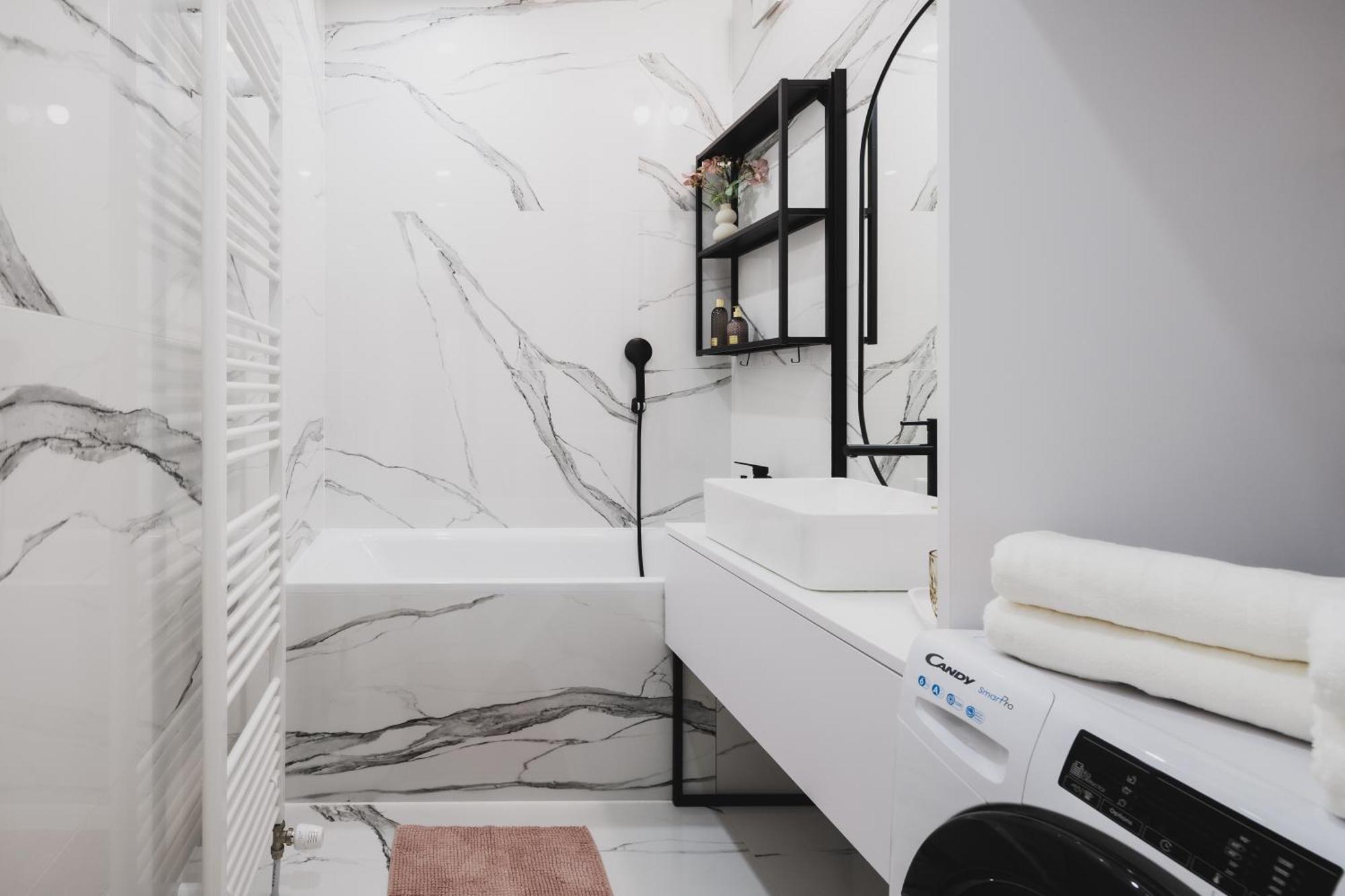 Rose Luxury Apartment & 24H Self Check-In With Private Parking Banská Bystrica Buitenkant foto